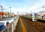 Serie 733, die neuen S-Bahnzüge für die Agglomeration Sapporo auf Hokkaidô. Fast 40 % der Gesamtbevölkerung der Insel Hokkaidô, die mit 83 450 Quadratkilometern mehr als doppelt so gross ist wie die Schweiz, lebt in der Agglomeration Sapporo. Die Bahnen hier fahren elektrisch (Wechselstrom 20 kV/50 Hz). Die Serie 733 mit Wagen aus rostfreiem Stahl wird seit 2012 gebaut, bisher in Form von Dreiwagenzügen (733-101 bis 733-121) mit dem motorisierten Wagen in der Mitte, und Sechswagenzügen (733-3101 bis 733-3105, die motorisierten Wagen an zweiter und fünfter Stelle) für die Verbindungen zum Sapporo-Flughafen. 4 weitere Dreiwagenzüge werden im Süden von Hokkaidô die neu elektrifizierte Verbindung aus der Stadt Hakodate zum neuen Shinkansen-Bahnhof etwas ausserhalb bedienen (ab 26.März 2016). Aufnahme von zwei Dreiwagenzügen (Züge 733-105 und 733-115) im Pendlerverkehr in Hassamu Chûô, 27.Oktober 2015. S-BAHN SAPPORO 