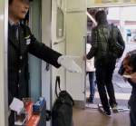 Serie 105 - mit dem Regionalzug durch die Dörfer im Herzen Japans: Beim Einmannbetrieb muss vorne beim Fahrer ausgestiegen werden. Selbstkontrolle gibt es nicht, ebensowenig das System mit Halt auf Verlangen, sodass man auf Lokalstrecken nur langsam vorankommt (warum das so ist, muss ich noch herausfinden; es könnte gewerkschaftliche Gründe haben, aber Genaues weiss ich noch nicht). Da der Fahrer zur Fahrkartenkontrolle bei jedem Halt seinen Sitz verlässt und sich den Aussteigenden zuwendet (Bild), muss er erst die genaue Halteposition, den Fahrplan und die Apparate kontrollieren, bevor er die Türen öffnet; das gleiche beim Weiterfahren: aufwendige Kontrolle von Signalen, Weichen, Türen und Fahrplan, bevor sich der Zug wieder bewegen darf. Aufnahme im Steuerwagen KUHA 104-506 am 3.Dezember 2012.