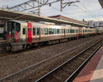 Elektrotriebzug 62 der Baureihe 227 von JR West, bekannt unter dem Markennamen Red Wing im Bahnhof Miyajimaguchi am 30. Oktober 2025. Sie werden haupts�chlich im Nahverkehr in den japanischen Regionen Kansai und West-Honshu eingesetzt.