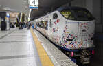 Elektrotriebzug HA609 der 281 Series, Hello Kitty Haruka, im Bahnhof Kansai Airport am 2.