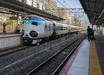 Der Limited Express Kuroshio der JR West mit der Sonderlackierung „Panda Kuroshio“ (JR West 287) am 2. November 2026 im Bahnhof Shin-Ōsaka. Die Z�ge verkehren zwischen Kyōto, Shin-Ōsaka und der Pr�fektur Wakayama. Der Kuros ...