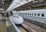 JR West Shinkansen 700-Serie 'Hikari Rail Star' (Tōkyō-Hakata) E7 steht abfahrtbereit im Bahnhof Shin-Ōsaka am 25.