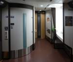 Der Hokuriku-Shinkansen: Das Wagenende mit der behindertengerechten Toilette, dem Waschbecken, einem Telephon und Angaben in Blindenschrift, alles gewohnt peinlich sauber und in gutem Zustand.