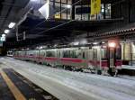 Serie 701 des Bezirks Akita: Die Züge dieses Bezirks sind im äussersten Nordwesten der japanischen Hauptinsel Honshû unterwegs. Mehrere Züge haben zusätzlich einen motorlosen Zwischenwagen, wie hier der Dreiwagenzug 701-11. Hirosaki, 12.Februar 2013. 