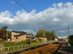 Serie 701 des Bezirks Akita - durchs Gebirge von Akita nach Aomori: Herbststimmung in Shimo Kawazoi. Am Bahnsteig wartet Zug 701-2. 1.November 2013. 