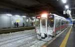 Serie 701 des Bezirks Akita - eisiger Abend in Hirosaki: Zug 701-15 abfahrbereit nach Norden. 11.Februar 2013. 