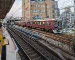 Elektrotriebzug 1019 der Hankyū-Baureihe 9300 erreicht den Bahnhof Kobe-Sannomiya.