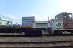 Fuji Heavy Industries Modell TMC500W
Rangiertraktor mit Flachwagen CHIKI 6000.
,in Etchûjima Güterbahnhof, Aufgenommen am 09.04.2020.