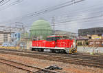 Diesel-Hybridlokomotive HD-300 der japanischen Güterverkehrsgesellschaft JR Freight: Lok HD 300-9 in Minami Matsumoto im japanischen Hochland, 21.März 2019 