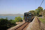 YC1 Hybrid diesel-elektrische Triebzüge von JR Kyûshû: Zug YC1 206-1206 in Higashi Sono, an der alten Linie zwischen Isahaya und Nagasaki an der Bucht von Ômura.