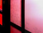 Details im Wagen SURO 12-841 mit japanischem Innenraum: Vor den Aussenfenstern sind japanische Schiebefenster mit echtem japanischen Papier mit hübschen Blumenmustern montiert; dadurch entsteht ein für japanische Zimmer typisches weiches Licht. Die eigentümliche rote Farbe kommt daher, dass hinter dem Fenster eine rote Lokomotive steht. 5.April 2014. 