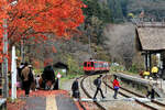Die Aizu Bahn: Ausfahrt der beiden Triebwagen AT 751 + 701 von Yunokami Onsen.