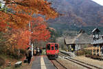 Die zwei Triebwagen AT 751 + 701 der Aizu Bahn in Yunokami Onsen, 13.November 2022 