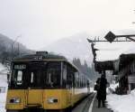 Die Aizu-Bahn: In Yunokami Onsen wartet am 10.Mrz 2001 eine Komposition mit AT 151 an der Spitze; mchtige Eiszapfen am Bahnhof drohen den Aussteigenden. Die je 5 Wagen Serie AT 101 und AT 151 (mit Toilette) wurden 1987 gebaut, konnten aber bis 2006 dank des Aufschwungs der Bahn durch grssere Wagen ersetzt werden. 