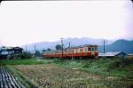 Lokalbahnen früher: Ein bunt zusammengestellter Zug aus drei Fahrzeuggenerationen mit Personen- /Gepäck- /Posttriebwagen KIHAYUNI 26 56 (キハユニ26 56) an erster Stelle bei Aizu Tajima im Bergland nördlich von Tokyo. Solche Züge wären heute undenkbar, und die Strecke ist längst an die Kommunen bzw. private Betreiber abgestossen. 3.Oktober 1977. (Die 59 Wagen der Serie KIHAYUNI 26 wurden 1958 und 1963 gebaut und bis etwa 1982 ausgemustert. Zur Bezeichnung: KI=Dieseltriebwagen, HA=Personen-, YU=Post-, NI=Gepäcktransport)
