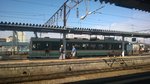 Bahnsteigszene in Aizu-Wakamatsu. Im Hintergrund ein Dieseltriebwagen der Aizu Tetsudō. (Februar 2016)