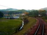 Akechi-Bahn - der steile Abstieg ins Hochplateau von Agi: Nach Sonnenuntergang zieht sich der Rauch der Feldfeuer durch die Berge, mit denen die Bauern nach Abschluss der Ernte die Felder fr den