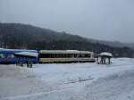 Akita Nairiku Bahn, die Touristik-Schnellzugstriebwagen: 8905 und 8901 als Zweiwagenzug; 8901 hat nur 1 Fhrerstand. Aniai, 14.Februar 2013. 