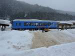 Akita Nairiku Bahn, die Touristik-Schnellzugstriebwagen: Wagen 8905 in Aniai, 14.Februar 2013.