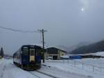 Akita Nairiku Bahn, Mittelteil: Die 29 km lange Verbindung zwischen Hitachinai im Norden und Matsuba auf dem Hochplateau von Zentral-Akita durch wilde Berg- und Schluchtenlandschaften konnte 1989 erffnet werden; ein besonders eindrucksvolles Bauwerk ist der 5,7 km lange Scheiteltunnel. Durch den Bau dieser Strecke entstand eine durchgehende Bahn von 94,2 km Lnge. Gleich wurden auch eindrucksvolle Touristen-Schnellzge eingefhrt, doch wird wegen des enormen Defizits seit 2012 auch der schnellste Zug nur noch mit einem einfachen Einzeltriebwagen gefahren. Im Bild steht Wagen 8805 in Aniai abfahrbereit fr die Fahrt ins Hochtal und durch den Scheiteltunnel, 14.Februar 2013. 