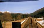 Akita Nairiku Bahn, Mittelteil: Ohne Schnee sieht man gut, dass der Mittelteil der Bahn eine neue Strecke ist (1989); er stellt die 29 km lange Verbindung her zwischen den beiden alten Staatsbahn-Stichlinien (im Norden 1936 erbaut, 1963 verlngert, im Sden 1971 erbaut). Oberhalb Hitachinai, 22.April 2003. 