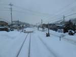 Akita Nairiku Bahn, Sdabschnitt: Ausfahrt aus der sdlichen Endstation Kakunodate. Rechts ist die normalspurige Shinkansen-Strecke, die diesen kleinen Ort in etwa 3 1/2 Stunden mit Tokyo verbindet. 14.Februar 2013. 