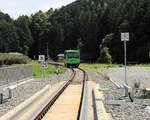 Entlang der Strecke der Strasse-/Schienefahrzeuge der Asa Kaigan Bahn (im Südosten der Insel Shikoku): Nachdem das grüne Fahrzeug in Awa Kainan auf der Anlage im Vordergrund von Strassen-