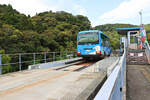 Die Strasse-/Schienefahrzeuge der Asa Kaigan Bahn: In Kannoura ist der blaue Wagen von den Touristenzentren am Meeresstrand bis zur ehemaligen Bahnstation (etwas weiter im Inland) gekommen und steht