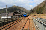 Chizu Kyûkô Privatbahn: Ein Expresszug (Serie 7000) aus Tottori am Japanischen Meer kommt durchs Gebirge auf die  Sonnseite  Japans mit Ziel der grossen Städte im Kansai-Gebiet, Kôbe, Ôsaka, und schliesslich Kyôto. Hirafuku, 11.März 2020. Aufnahme aus dem frei zugänglichen Fenster rechts vom Führerstand eines Gegenzugs.