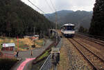 Lokalzug-Triebwagen der Chizu Kyûkô Privatbahn: Wagen HOT 3509 verlässt die Haltestelle Koi Yamagata, 11.März 2020 .