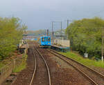 Die Heisei Chikuhô Bahn: Unmittelbar vor einem schweren Regensturm hält Triebwagen 408 in Hitomi, 15.April 2023 