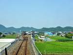 Die Ibara-Bahn: Die Streckenführung dieser erst 1999 eröffneten kleinen Lokalbahn bei Okayama ist gut zu sehen - weitgehende Hochlage, mit Haltestellen, die über einen Lift zum