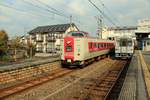 Auf der Ostseite kommt die Ibara-Bahn auch über ein kurzes Stück des JR-Netzes. Im Bild hat Triebwagen 355-02 die JR-Hauptlinie erreicht, während einer der Originaltriebzüge mit neigbarem Wagenkasten (Serie 381, Baujahre 1973-82) vom Japanischen Meer jenseits der Berge entgegenkommt. Kiyone, 9.November2017.  