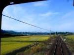 Im Dieseltriebwagen der Kumagawa-Bahn durch das frhwinterliche Kysh: Auf den Feldern stehen noch Reishren, und im Hintergrund steigen dichte Nebelschwaden auf ber dem Kumagawa-Fluss.