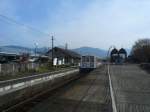 Kumagawa-Bahn: Triebwagen 311 an der Endstation in Yunomae. Als solche kleinen Linien Ende der 1980er Jahre als Drittsektorbahnen eigenstndig wurden, baute man mit viel Optimismus interessante Bahnhofsanlagen in Erwartung zahlreicher  events . Heute verlottern die meisten dieser Anlagen, wie im Bild. 29.November 2010. 