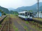 Matsu-ura-Bahn: Wo einst Kohle gefrdert wurde und Industriebetriebe standen herrscht nun in der diesigen Schwle eine gewisse trostlose Einsamkeit. Wagen 605 in Yoshii, 26.Juli 2013.  