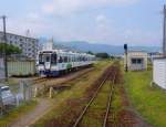 Matsuura-Bahn: In Imari kommen die lange Linie aus Sasebo an der Westküste (80,8 km) und die kürzere Linie durch die Berge von Arita her (13 km) zusammen.