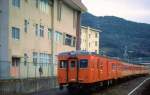 Matsuura-Bahn / KIHAYUNI 26 - Die Station Hidari-ishi (ca 7 km nördlich von Sasebo): Ein Staatsbahnzug fährt am 19.März 1981 nach Norden aus; das alte Flügelsignal steht auf