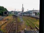 Matsuura-Bahn, Tabira Hiradoguchi, Japans westlichste Bahnstation, Blick nach Süden: Heute genügt ein Einzeltriebwagen (im Bild Wagen 620), um an diese historische Stätte zu kommen, wo sich auf der Insel unterhalb der Bahnstation im 16.Jahrhundert ein grosses Asien-Handelszentrum mit Portugiesen, Engländern, Holländern, Chinesen etc. befand, bis sich Japan 1641 der Aussenwelt verschloss. Gegenüber 1981 sind die grossen alten Häuser im Hintergrund verschwunden, und Lichtsignale sind aufgestellt; die ganze Landschaft wirkt irgendwie öde. 26.Juli 2013. 