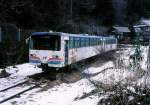 Nagaragawa Eisenbahn. Am oberen Ende der Bahn, 72,1 km vom Ausgangspunkt Mino Oota entfernt, stehen im Schnee 2 nicht mehr eingesetzte, praktisch wie Busse gebaute Triebwagen von 1986. Von hier htte ein langer Tunnel zur  Gegenbahn  auf der anderen Bergseite fhren sollen... Hokun, 18.Februar 2007.  