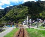 Nagaragawa Eisenbahn: Fahrt im Triebwagen 301 am Tag des Frhlingsfestes durchs Tal.