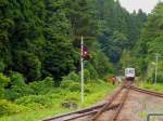 Die Sanriku-Bahn (Nordabschnitt): Fahrt im  Retro-Wagen (1) - vor der Abfahrt muss noch ein Gegenzug abgewartet werden.