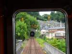 Die Sanriku-Bahn (Nordabschnitt): Fahrt im  Retro-Wagen  (2) - unter der Grabanlage der Ortschaft hindurch. Die Bahnanlagen sind erkennbar neuen Datums (Erffnung 1984). Tar, 23.August 2008. 