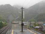 Die Sanriku-Bahn (Nordabschnitt): Wagen 36-209 trifft an einem verregneten Morgen von Norden her in Tanohata ein.