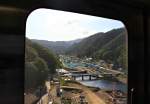 Die Sanriku-Bahn: Von einer Brücke bei Noda Tamagawa aus sieht man die Wiederaufbauarbeiten nach der fast totalen Zerstörung des Tals durch die flussaufwärts rasende Tsunami-Welle. Aus Wagen 706, 27.September 2014. 