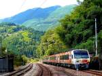 Die Tosa Kuroshio-Bahn (Westabschnitt), Intercity-Zug: Dem der Tosa Kuroshio-Bahn gehörenden 4-Wagenzug Serie 2000 (mit westseitigem Endwagen 2030) bin ich ganz woanders begegnet, nämlich an der wilden JR Pass-Strecke zwischen Nord- und Süd-Shikoku. Der Zug ist dekoriert mit der Kindergeschichte Anpanman, in der die Hauptfiguren verschiedene Brotsorten sind. Der 5.Wagen ist ein JR-Shikoku-Wagen der Intercity-Serie 2000. Ôboke, 21.September 2009. 