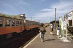 Tsugaru-Bahn, die nördlichste Privatbahn Japans: Eine heute undenkbare Szene - Bäuerinnen würden keine Lasten mehr in den Zug tragen, sondern mit dem eigenen kleinen Lieferwagen zum