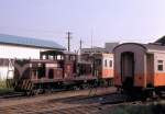 Tsugaru-Bahn, die nördlichste Privatbahn Japans: Eine der beiden alten Diesellokomotiven mit Stangenantrieb. Nr. 351 (im Bild; Baujahr 1957) und 352 (1959) existieren noch heute. 351 ist stillgelegt, 352 fährt ab und zu Touristenzüge. Goshogawara, 2.September 1983. 