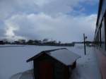 Stationen der Tsugaru-Bahn: Die Haltestelle Kawakura. Typisches Tsugaru-Dorf mit Schneeschutzwänden und - wenn man genau hinschaut - noch zwei der prachtvollen alten Bauernhäuser. 11.Februar 2013.