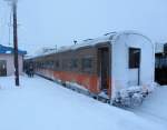 Tsugaru-Bahn, die Wagen mit Ofenheizung: Wagen O-HA 46 2 ist ein ehemaliger Staatsbahnwagen, Baujahr 1954, Typ O-HA 46, 1983 von der Tsugaru-Bahn übernommen, mangels passender Heizleitung mit